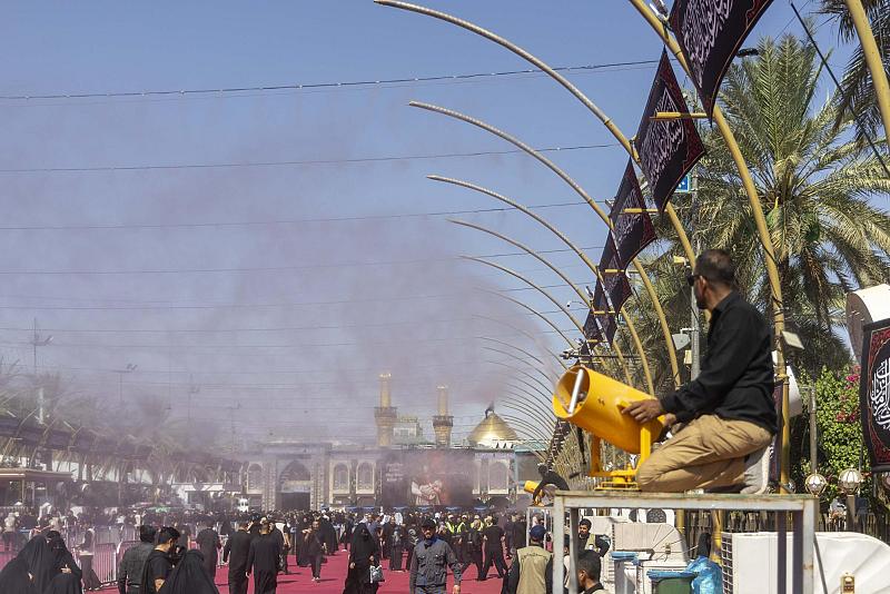 قسم بين الحرمين ينصب منظومة رذاذ لتقليل درجات الحرارة على المعزين المشاركين في عزاء ركضة طويريج