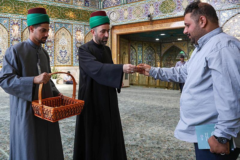 ملاكات شعبة السادة الخدم توزع الحلوى بذكرى ولادة الصادقَين (عليهما السلام)