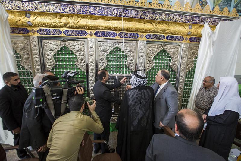 على هامش حفل إزاحة السِّتار عن شبّاك مزار القاسم بن الكاظم (عليهما السلام): مصنعُ السقّاء يُزيح الستار عن شبّاك مقام صاحب العصر والزمان (عجّل الله فرجه)...