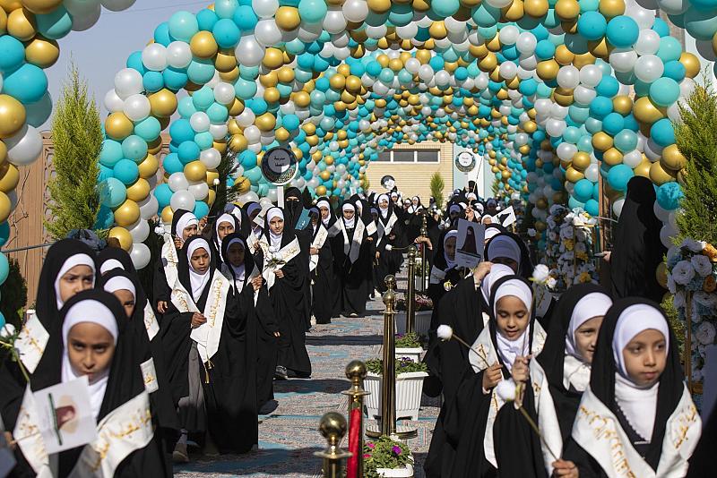 إيذانًا ببدء فعاليات حفل التكليف المركزي.. انطلاق مسير التلميذات في مجمع أبي الفضل العباس (عليه السلام)