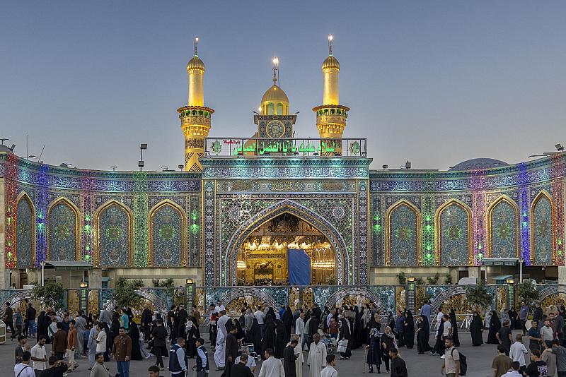 بالصور.. جموع الزائرين تحيي ليلة الجمعة عند مرقد أبي الفضل العباس (عليه السلام)