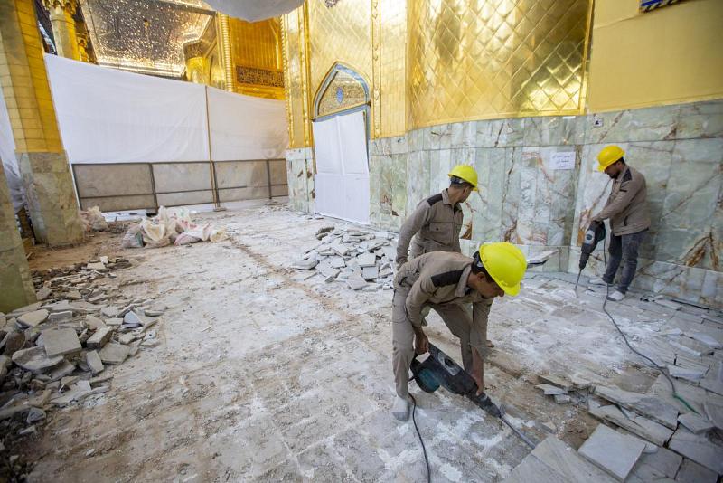 المباشرةُ بأعمال تهيئة أرضيّة طارمة مرقد أبي الفضل العبّاس (عليه السلام) تمهيداً لإكسائها