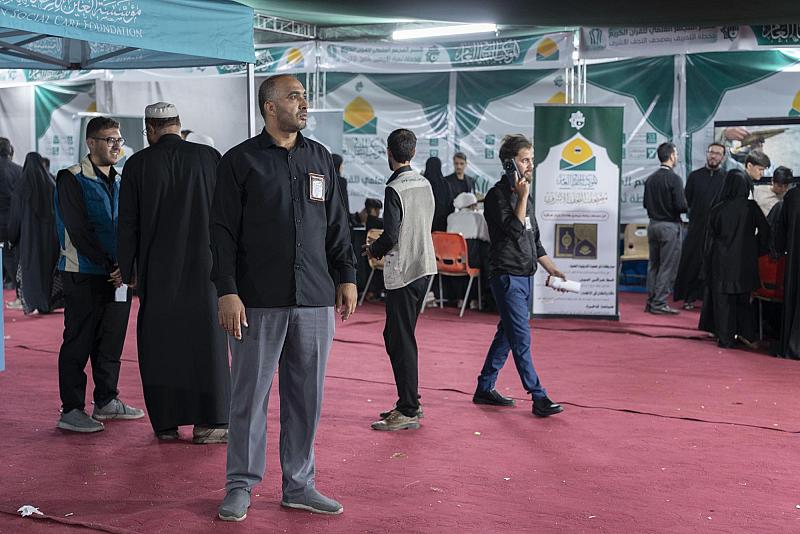 في محور النجف.. ملاكات قسم حفظ النظام تشارك في تنظيم توافد الزائرين إلى الموكب الثقافي العام