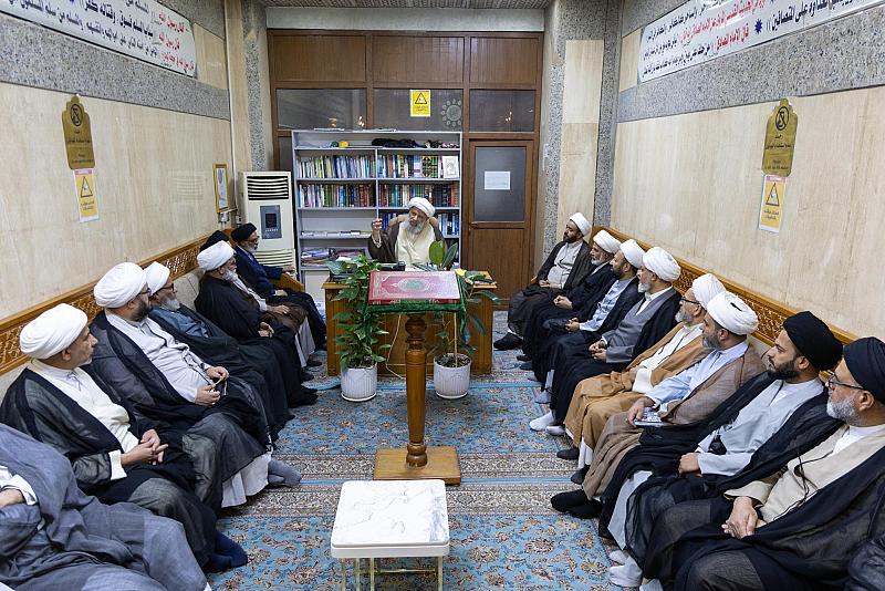 قسم الشؤون الدينية يعقد اجتماعًا مع ملاكاته لمناقشة تعزيز الخدمات المقدّمة للزائرين