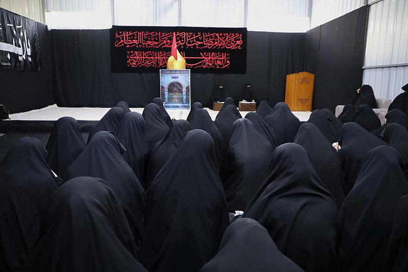 معهد القرآن الكريم النسوي يقيم مجلس عزاء بذكرى وفاة السيدة زينب (عليها السلام)