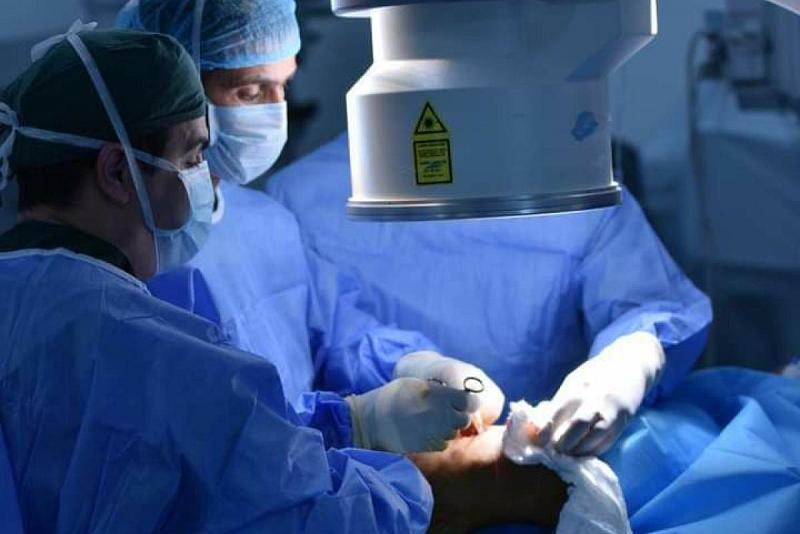 أطبّاء مستشفى الكفيل التخصّصي ينجحون في رفع ورمٍ من ركبة مريضٍ ثلاثينيّ (ناظوريّاً)