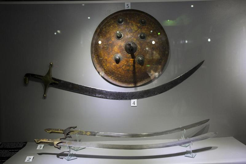 آلافُ القطع القديمة من سلاح الحرب تُدهش زائري متحف الكفيل للنفائس والمخطوطات لكثرتها.. لماذا؟!