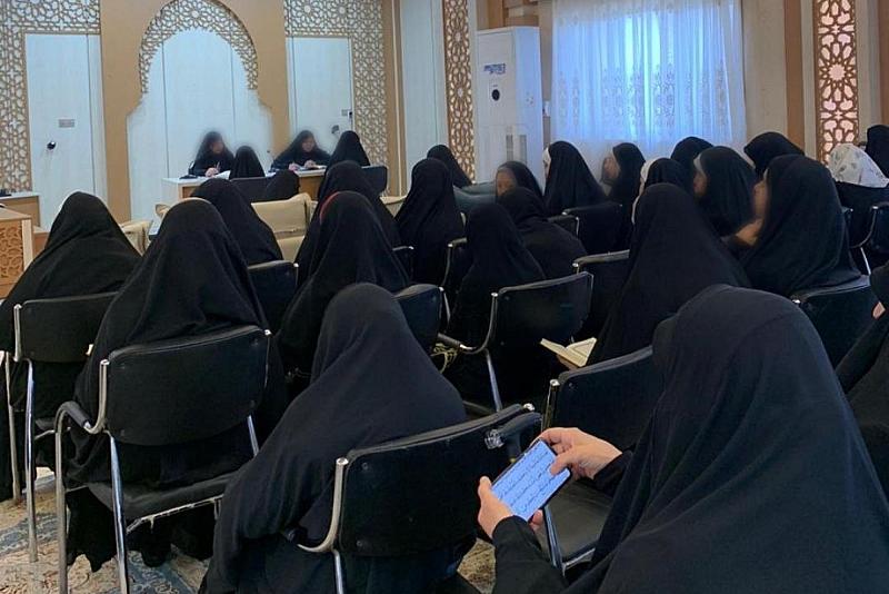في التلاوة وأحكام التجويد.. معهد القرآن النسوي يجري اختباراً لـ 170 طالبة