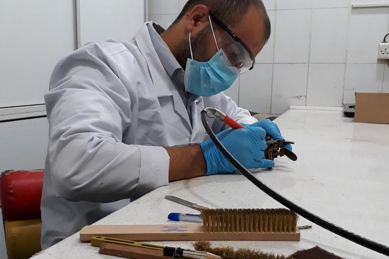 وفق أحدث الطرق العلميّة والفنّية المعتَمَدة: مختبرُ متحف الكفيل للنفائس والمخطوطات يُواصل عمليّة ترميم الأسلحة الأثريّة