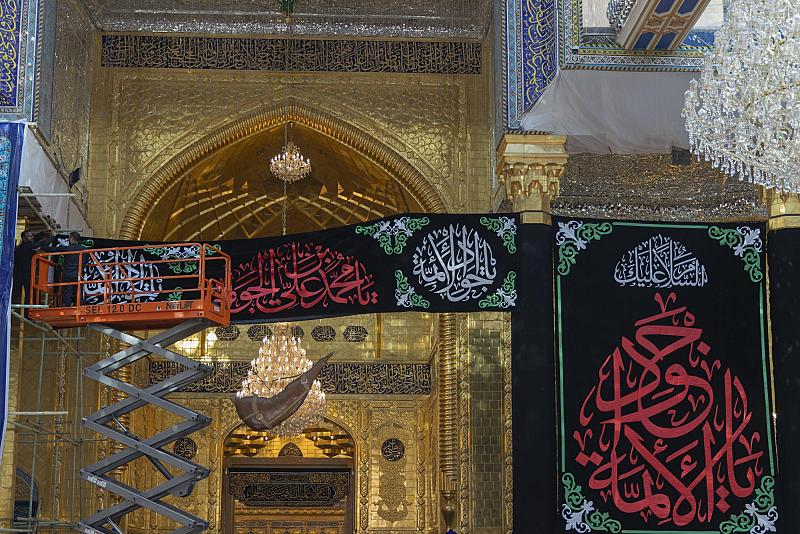 العتبة العباسية تنشر لافتات الحزن بذكرى شهادة الإمام الجواد (عليه السلام)
