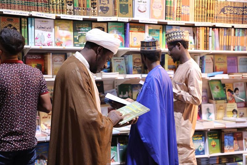 وفد قسم الشؤون الفكرية يطلع على الإصدارات الحديثة في معرض بغداد الدوليّ