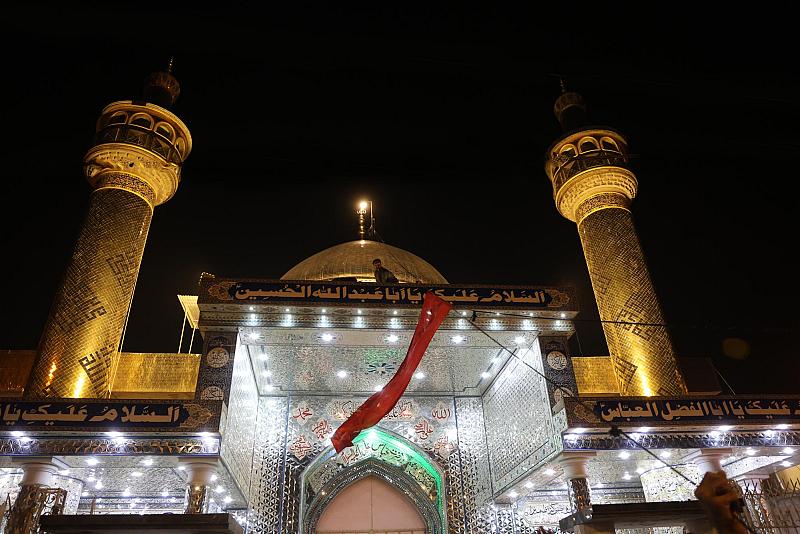 وفد العتبة العباسية يرفع راية أبي الفضل العباس (عليه السلام) وسط مسجد جعفر الطيار في باكستان