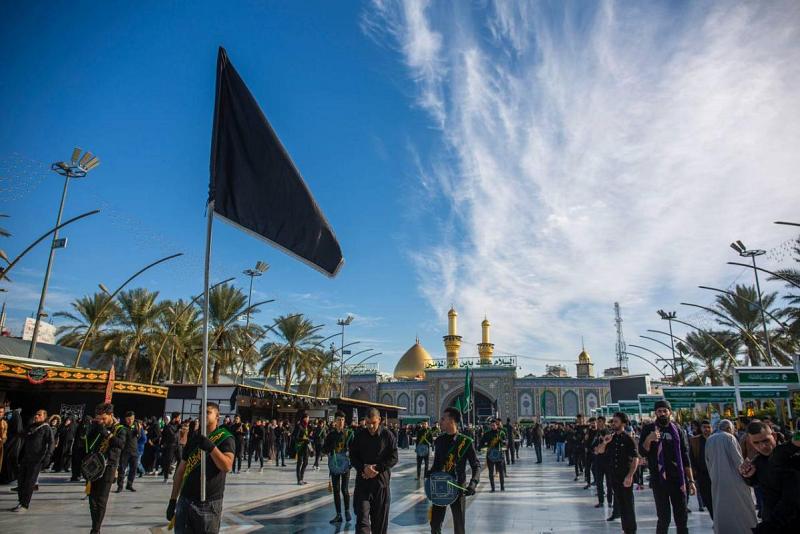 مواكبُ عزائيّة وزائرون يقدّمون تعازيهم للإمام الحسين وأخيه أبي الفضل (عليهما السلام)