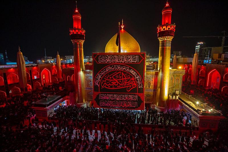بالصور.. إحياء ليلة القدر الثانية ورفع المصاحف عند مرقد الإمام علي (عليه السلام)