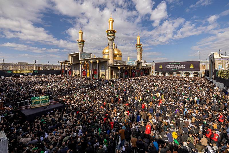 بذكرى شهادته.. جموع الزائرين تشيع النعش الرمزي للإمام الكاظم (عليه السلام) عند مرقده الطاهر في بغداد