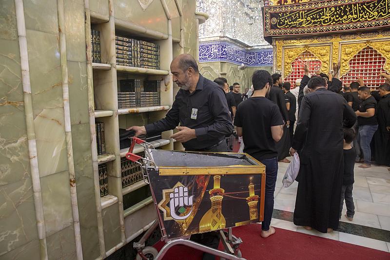 شعبة الحرم تجري حملة تنظيف بعد الانتهاء من زيارتي العاشر من شهر محرم ودفن الأجساد الطاهرة