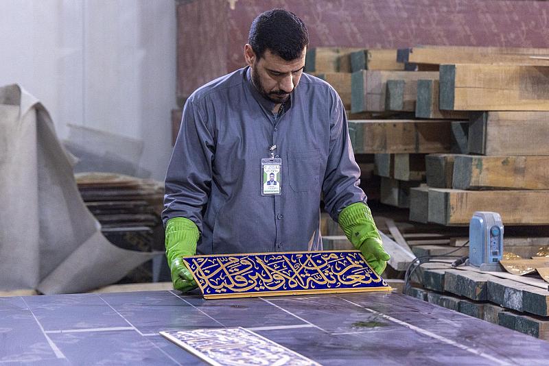 قسم صناعة الشبابيك يعلن عن قرب إنجاز طلاء شباكي سردابي الإمامين الحسين والجواد (عليهما السلام)
