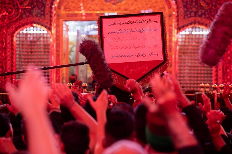 ويستمرّ العزاء.. المواكبُ العاشورائيّة تستذكرُ شهادة مسلم بن عقيل عندَ مرقدَيْ ولدَيْ عمّه (عليهم السلامُ جميعاً)
