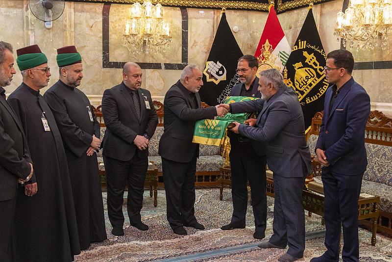 العتبة العباسية المقدسة تستلم راية قبّة مرقد السيدة المعصومة (عليها السلام)