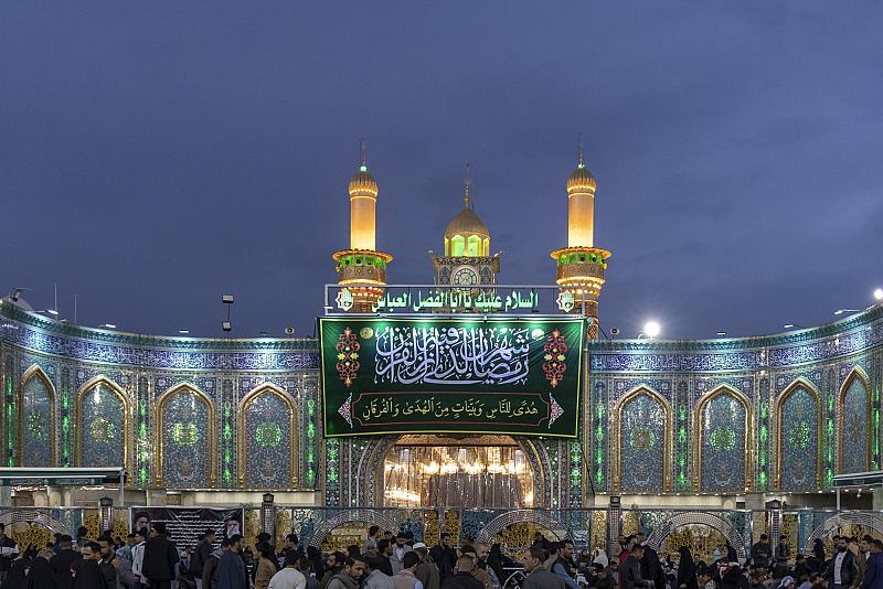 المؤمنون يحيون ليلة الجمعة عند مرقد أبي الفضل العباس (عليه السلام)