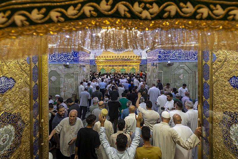 بالصور.. المؤمنون يحيون ليلة الجمعة عند مرقد أبي الفضل العباس (عليه السلام)