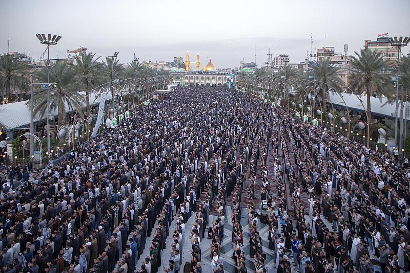 جموع كبيرة من المؤمنين تؤدي صلاة عيد الفطر المبارك في كربلاء