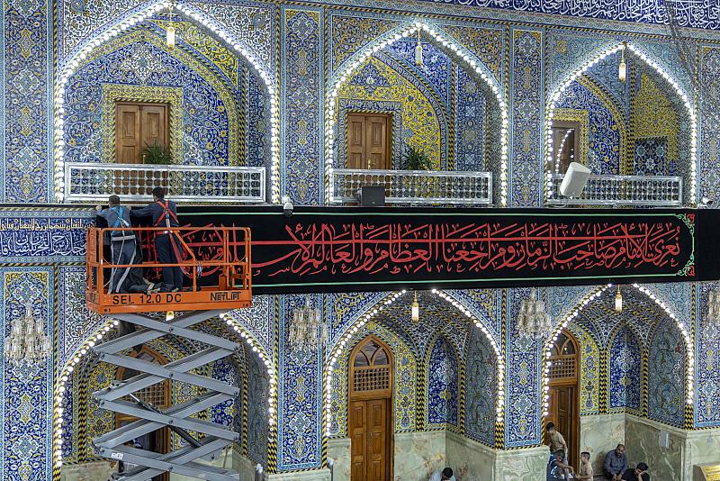 العتبة العباسية المقدسة تنشر لافتات الحزن والسواد بذكرى شهادة الإمام الحسن العسكري (عليه السلام)