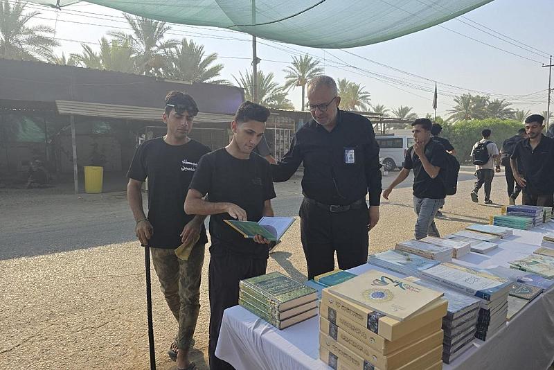 قسم الشؤون الفكرية يقدم خدماته الثقافية لزائري مدينة النجف بذكرى شهادة النبي (صلى الله عليه وآله)