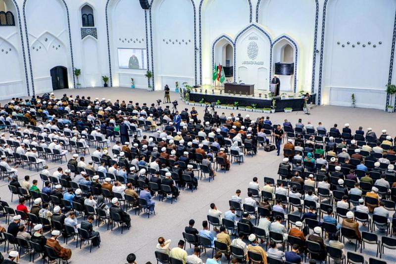 معهدُ القرآن الكريم يحتفل بتخرّج المئات من طلبة العلوم الدينيّة