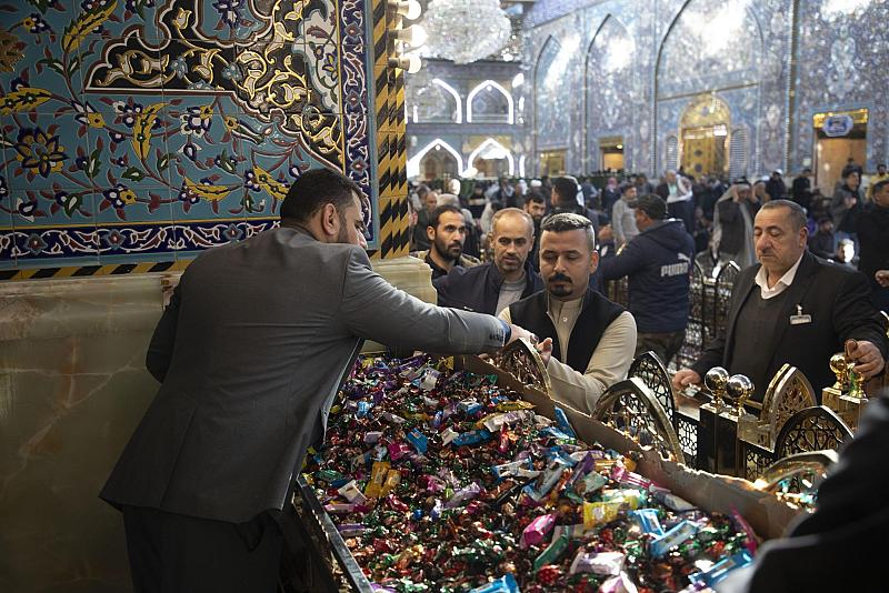 قسم رعاية الصحن يقدم الحلوى للزائرين بذكرى ولادة الإمامين الباقر والهادي (عليهما السلام)