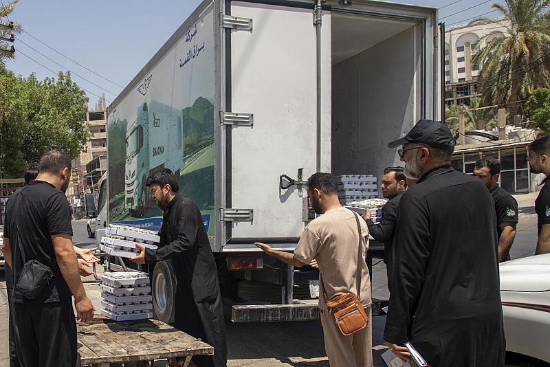 قسم المضيف يقدم وجبات الطعام للزائرين الأجانب في كربلاء المقدسة