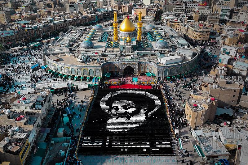 المشاركون في حفل تخرج طلبة الجامعات يشكلون رسمة فنية تجسد صورة المرجع الأعلى السيد علي السيستاني