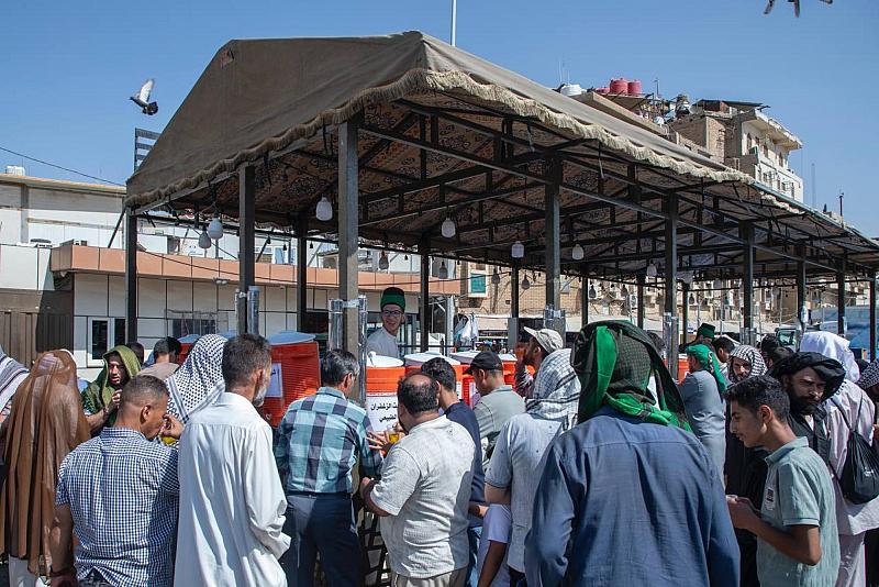 عبر موكب خدمي.. شعبة السادة الخدم تقدم خدماتها لزائري يوم عرفة