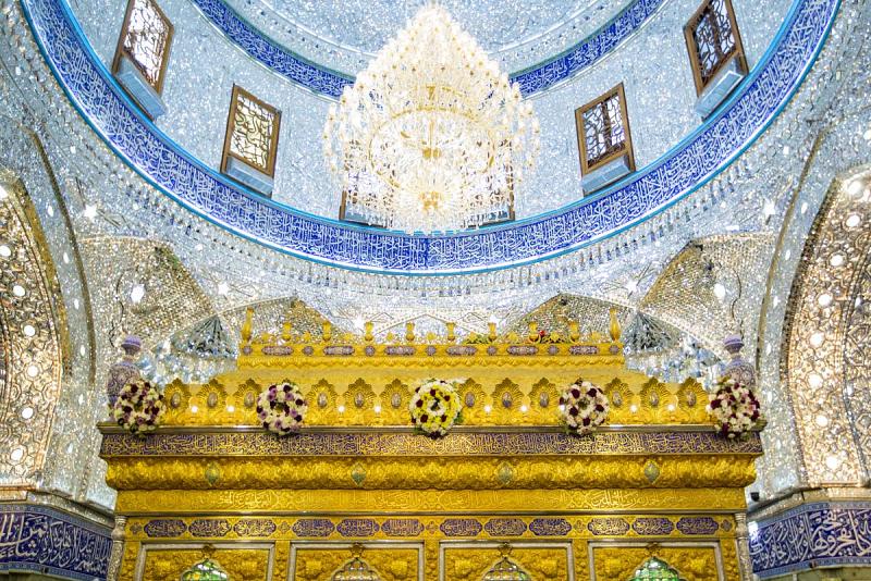 شبّاكُ شبل صاحب بيعة الغدير أبي الفضل العبّاس (عليه السلام) يزدانُ بأكاليل الزهور والورود
