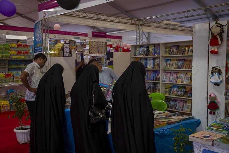 رواد جناح العتبة العباسية المقدسة بمعرض كربلاء الدولي لكتاب الطفل يشيدون بإصداراته المتنوعة