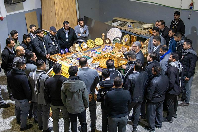 قسم صناعة الشبابيك يستعرض أعماله في صناعة شبابيك المراقد المقدسة وأبوابها للمشاركين في البرنامج المركزي الأسبوعي
