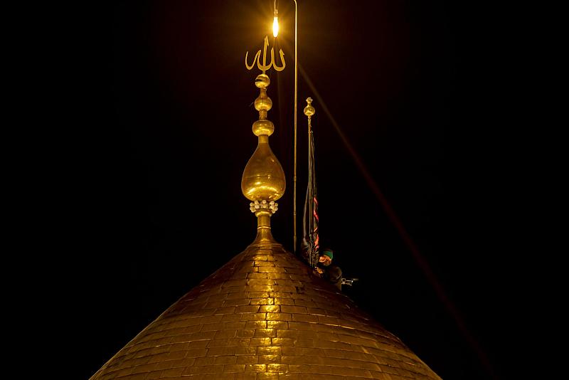 الأمين العام للعتبة العباسية يستبدل راية قبة مرقد أبي الفضل العباس (عليه السلام) من الحمراء إلى السوداء