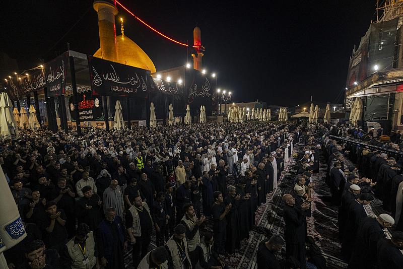 بالصور.. الزائرون يحيون ليلة الجمعة عند مرقد الإمامين العسكريين (عليهما السلام) في سامراء