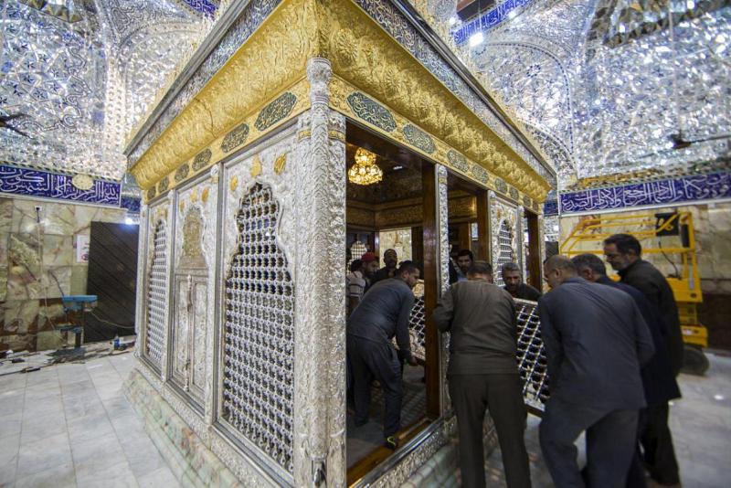 بالصور: تركيب الأجزاء الأخيرة من الشّباك الجديد لمزار السيد القاسم بن الإمام موسى الكاظم (عليهما السلام)