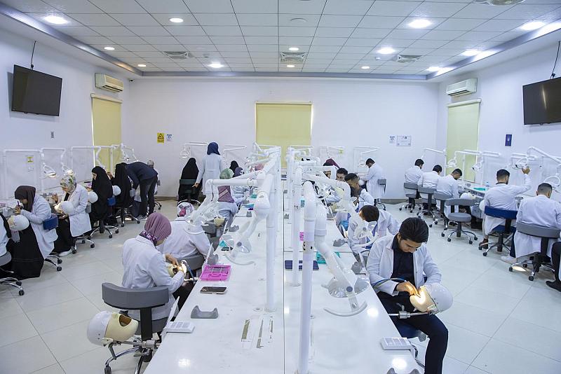 كلية طب الأسنان في جامعة العميد تعالج نحو 20 ألف مريض في مشفاها التدريبي