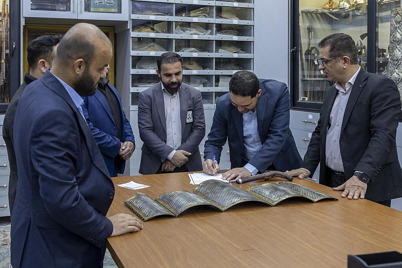 بعد إنجاز أعمال الترميم.. متحف الكفيل يسلم العتبة العسكرية المقدسة قطعتين من مقتنيات متحفها