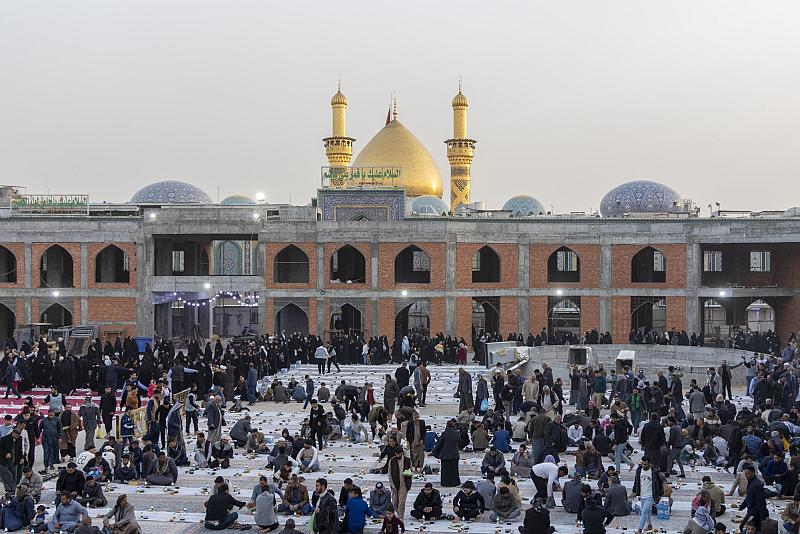 في صحن أمّ البنين (عليها السلام).. قسم رعاية الصحن يقدم 4 آلاف وجبة إفطارٍ للزائرين 