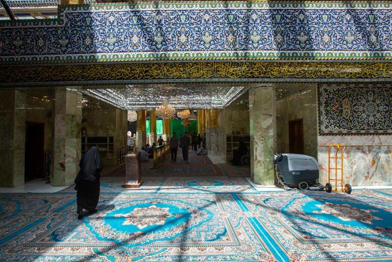 كتائب قرآنيّة وزخارف بالكاشي المعرّق تزيّن أحد جدران مرقد أبي الفضل العبّاس (عليه السلام)