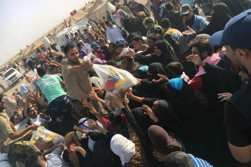 العتبةُ العبّاسية المقدّسة تُشارك مع وفد المرجعيّة الدينيّة العُليا بتقديم المساعدات لعوائل الفلّوجة النازحة..