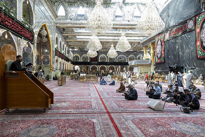 الزائرون يؤدون مراسم قراءة دعاء الندبة في صحن مرقد أبي الفضل العباس (عليه السلام)