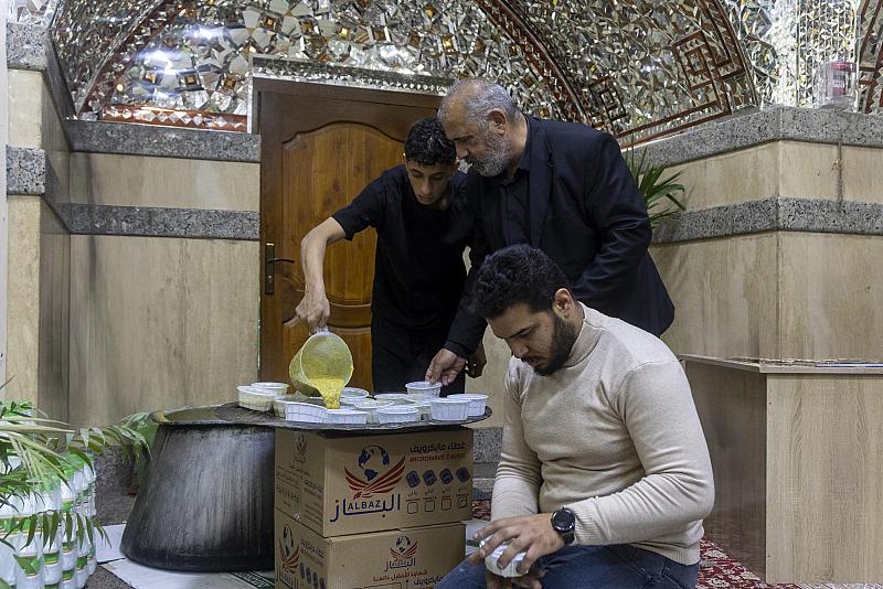 في ليلة القدر الثالثة.. مقام الإمام المهدي (عجّل الله فرجه) يقدم وجبات الإفطار للزائرين