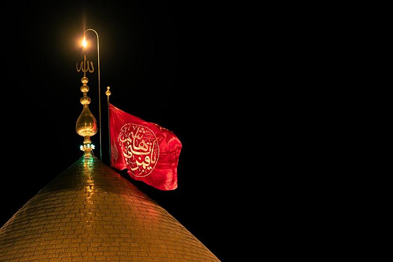العتبة العباسية تستبدل راية قبة مرقد أبي الفضل العباس (عليه السلام) وترفع مظاهر الحزن