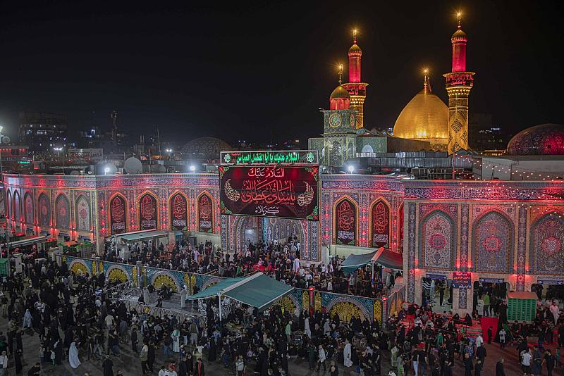 جموع المؤمنين تحيي ليلة الجمعة عند مرقد أبي الفضل العباس (عليه السلام) 