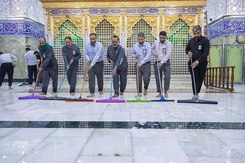 الانتهاء من أعمال غسل حرم مرقد أبي الفضل العباس (عليه السلام) وفرشه بالسجّاد الجديد
