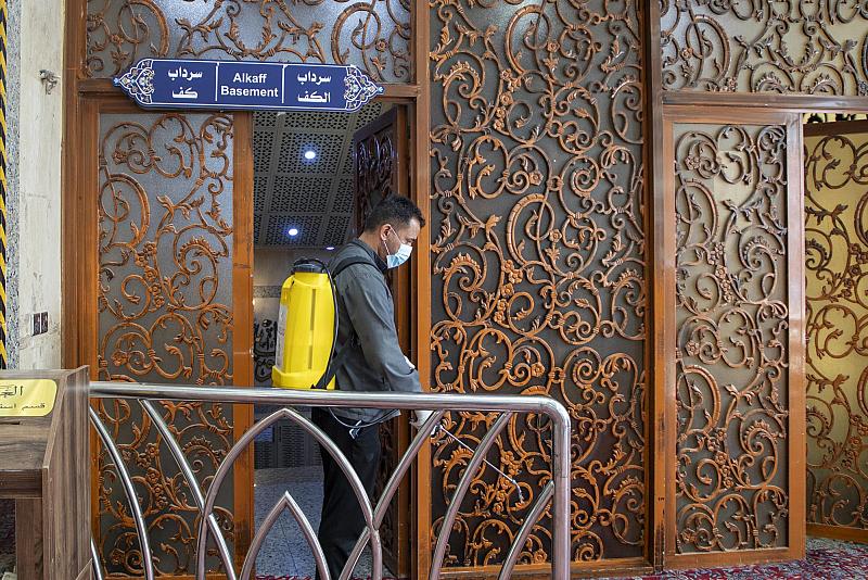قسم الشؤون الخدمية ينجز أعمال تعفير سراديب العتبة العباسية المقدسة